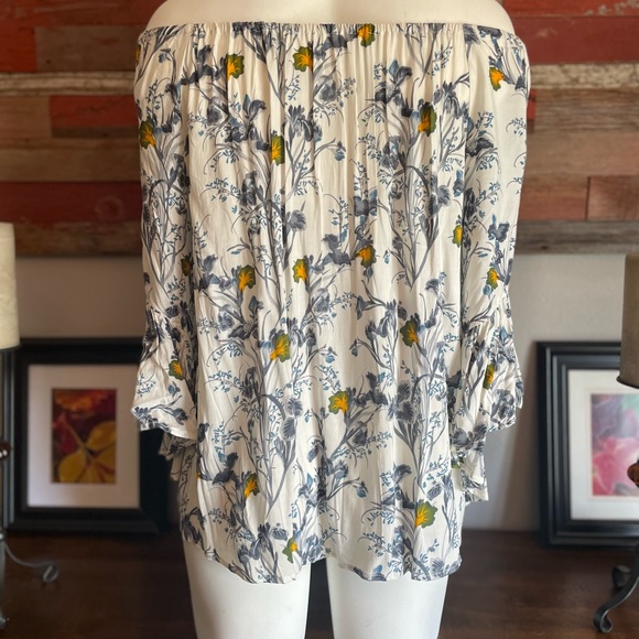 Fun 2 Fun flowered off the shoulder top bought through StitchFix - Picture 3 of 10